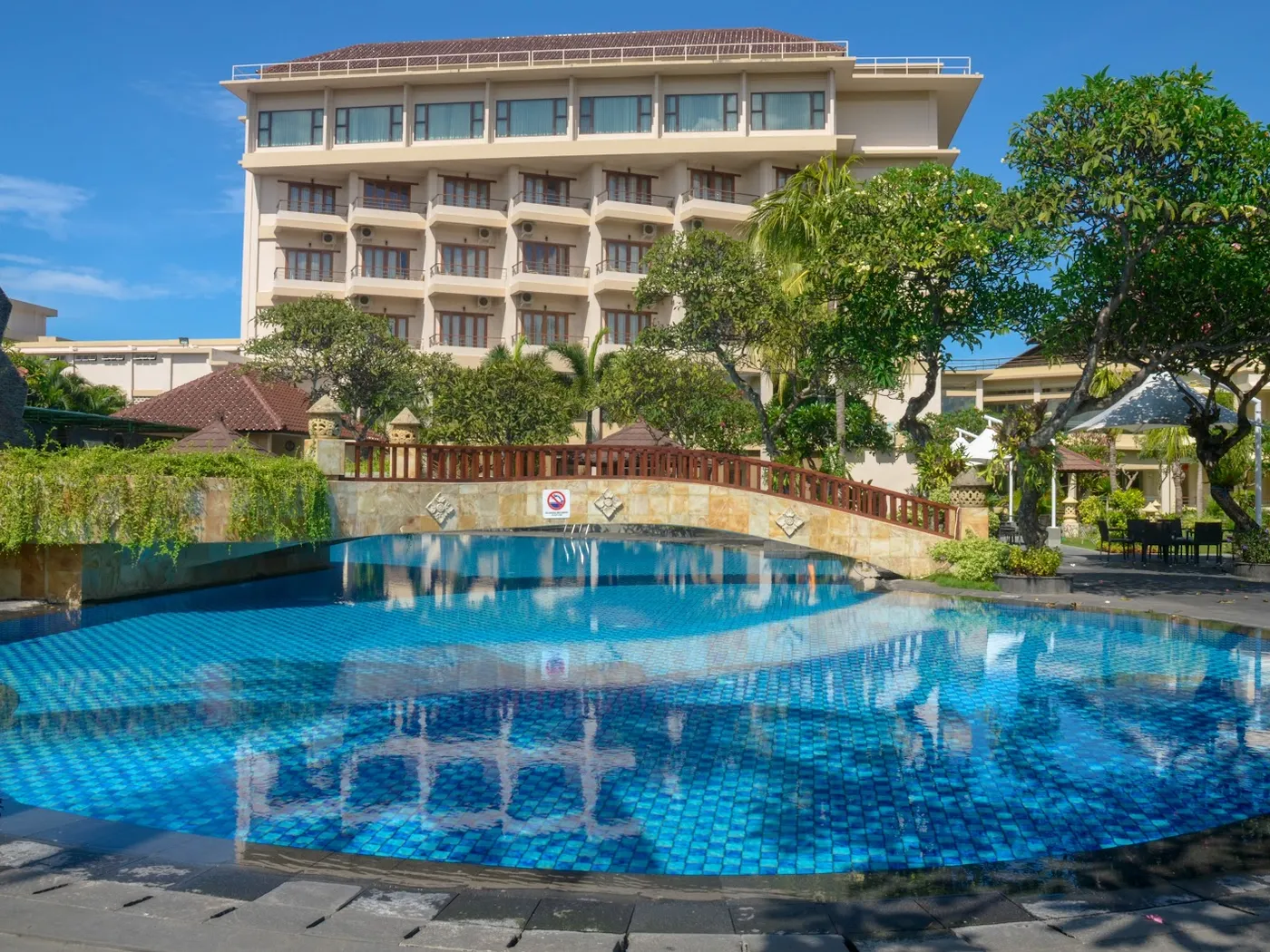 Lombok Raya Hotel